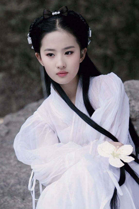 Hình tượng Tiểu Long Nữ trong nguyên tác gắn với thiếu nữ mười sáu, mười bảy tuổi và khí chất thanh linh