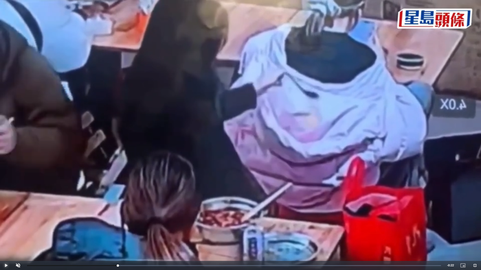 Lấy nhầm ghế trong quán ăn, cô gái bị 'trả đũa' bằng hành động khiến dân mạng phẫn nộ Ảnh 3