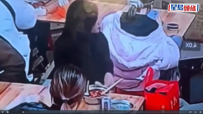 Lấy nhầm ghế trong quán ăn, cô gái bị 'trả đũa' bằng hành động khiến dân mạng phẫn nộ Ảnh 1