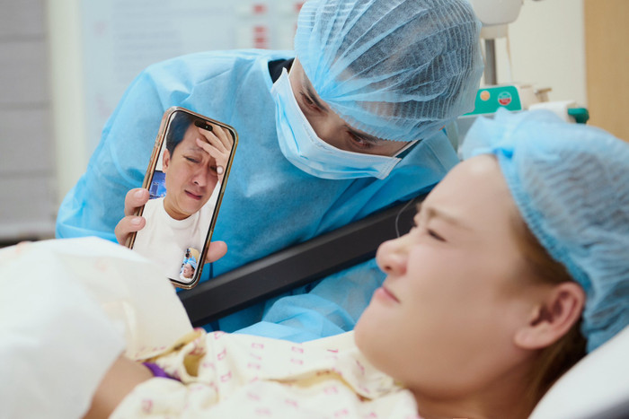 Trường Giang lo lắng ra mặt khi không thể ở bên cạnh vợ trong thời khắc quan trọng. Ảnh: FBNV