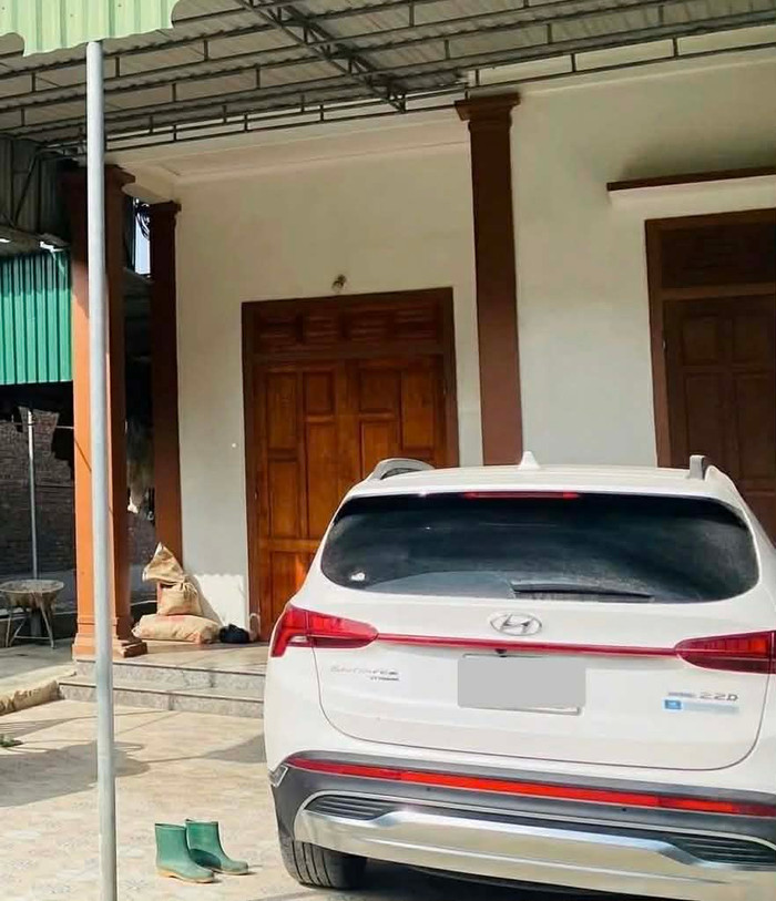 Chiếc xe 1 tỷ Đình Bắc mua tặng bố mẹ nổi bật với hệ thống công nghệ hỗ trợ lái tiên tiến.