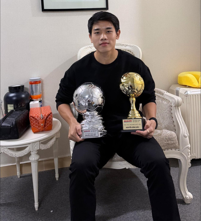 Đình Bắc thu hút sự chú ý khi quyết định mua chiếc xe 1 tỷ để tặng bố mẹ. Ảnh: FBNV