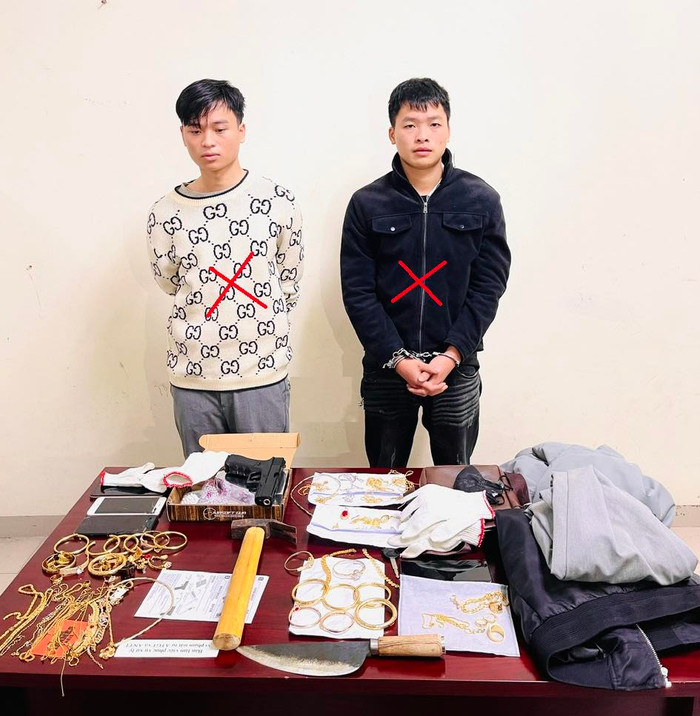 2 đối tượng cùng tang vật của vụ án. Ảnh: Bộ Công an