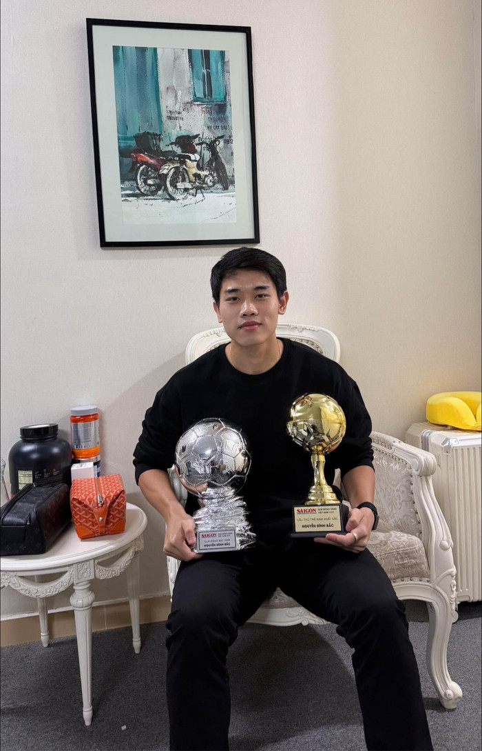 Đình Bắc đã về Việt Nam sau một thời gian tham gia giải U23 Châu Á ở nước ngoài cùng đồng đội. Ảnh: FBNV