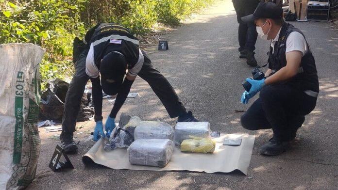 Phát hiện bao tải lạ dưới chân cột điện, người dân bàng hoàng khi mở ra Ảnh 4