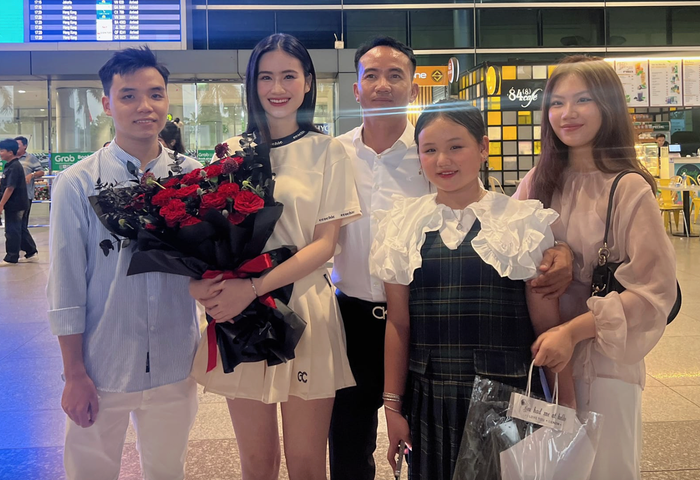 Anh Kiệt từng ra sân bay đón Ý Nhi khi cô trở về từ nước Úc vào tháng 6 năm 2024. Ảnh: FBNV