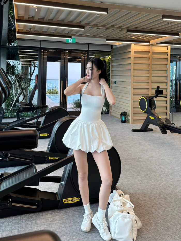 Nàng Á hậu thường diện những trang phục thể hiện sự năng động, cá tính.