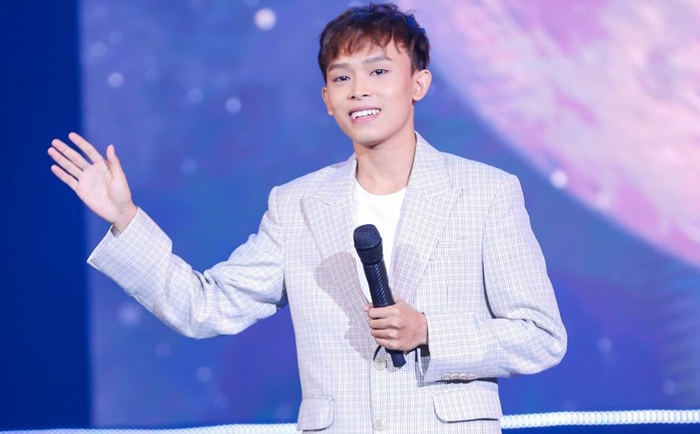 Nhiều năm qua, Hồ Văn Cường chọn cách đi chậm, chắc, giữ hình ảnh sạch và tập trung cho giọng hát cũng như việc học tập.