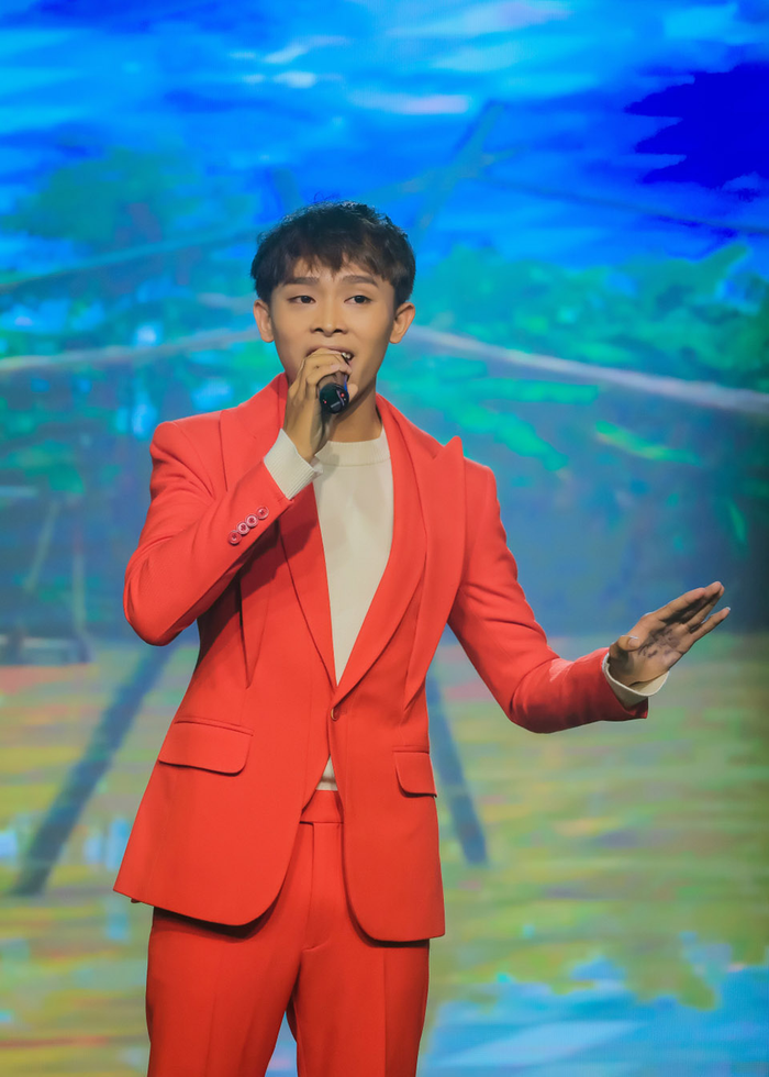 Hồ Văn Cường là nam ca sĩ trẻ sở hữu lượng fan hùng hậu.