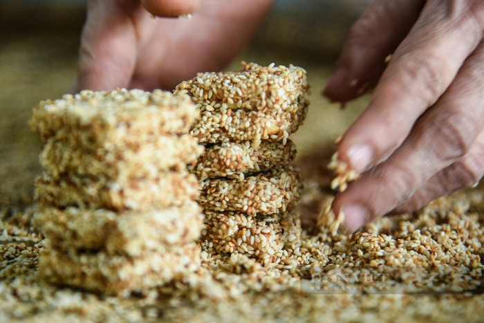 Càng cận Tết, loại bánh càng được tiêu thụ mạnh.