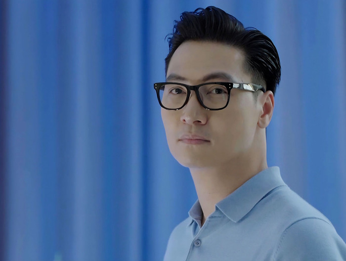 Khoảnh khắc dí dỏm của Mạnh Trường cho thấy sức hút không hề giảm nhiệt của anh dù là trên màn ảnh hay ngoài đời (Ảnh: FBNV).