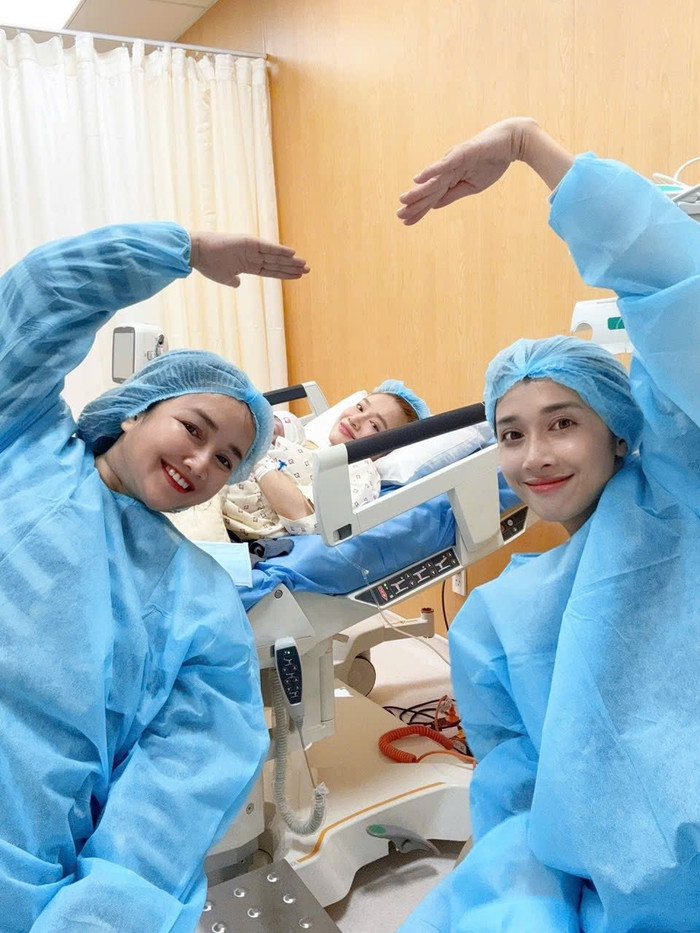 Chị gái ở bên cạnh khi Nhã Phương sinh con.