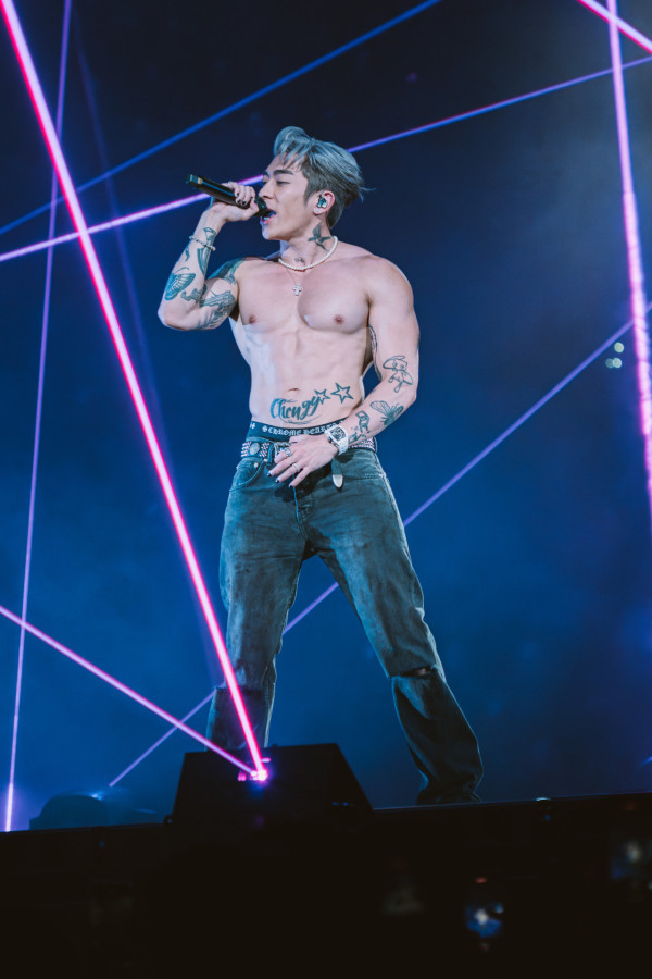 Nam ca sĩ bị khán giả ném nội y lên sân khấu, phản ứng gây bất ngờ Ảnh 1