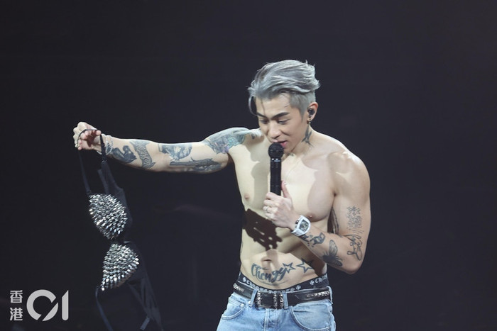 Nam ca sĩ bị khán giả ném nội y lên sân khấu, phản ứng gây bất ngờ Ảnh 4