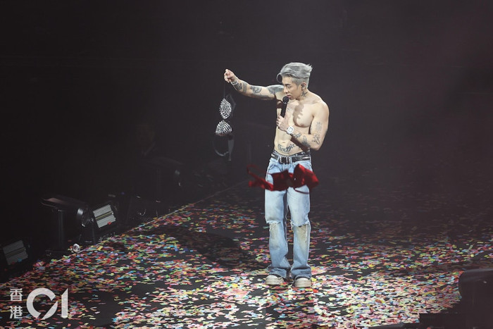 Nam ca sĩ bị khán giả ném nội y lên sân khấu, phản ứng gây bất ngờ Ảnh 5