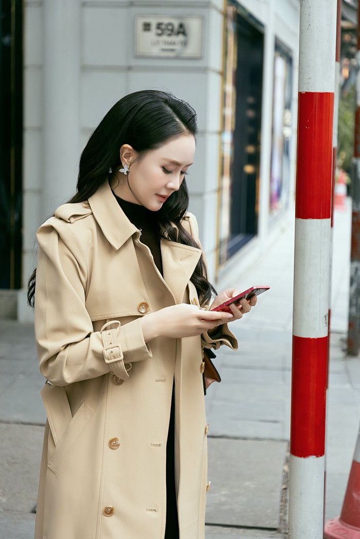 Hồng Diễm bận rộn với nhiều dự án công việc. Ảnh: FBNV