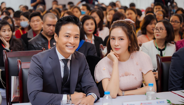 Hồng Diễm vui vẻ chụp hình với Hồng Đăng mỗi khi có dịp gặp nhau. Ảnh: FBNV