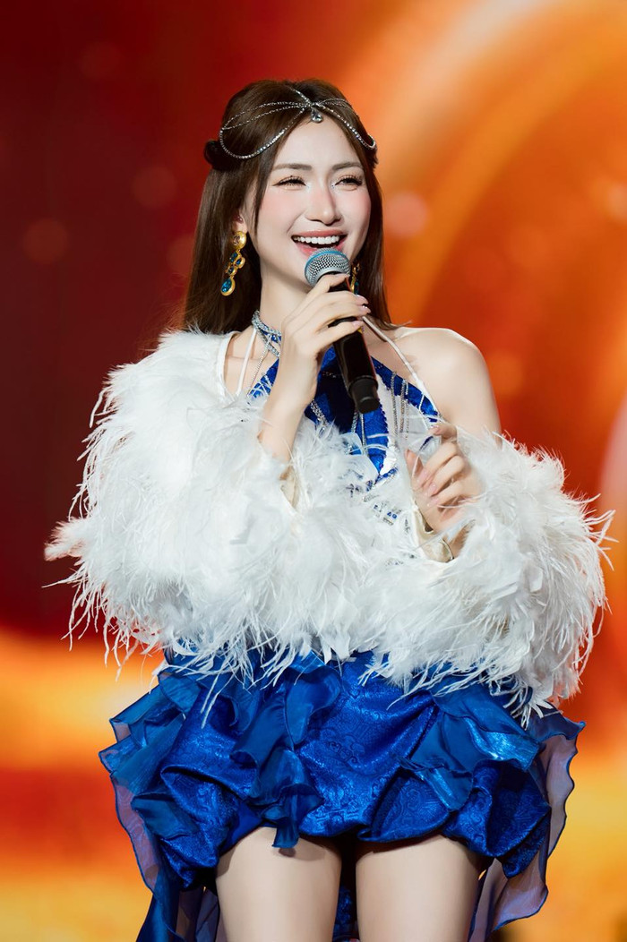 Trong năm 2025 vừa qua, nữ ca sĩ được khán giả nhận xét là bùng nổ trong âm nhạc, chiếm được thiện cảm từ công chúng.