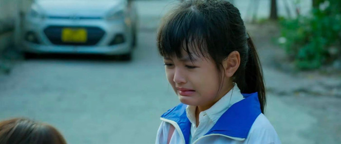 Diễn viên nhí An Nhiên cũng bất ngờ với phản ứng của Kiều Anh trong cảnh quay này (Ảnh: NSX).