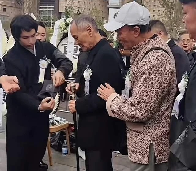 Người thân, khán giả đến viếng diễn viên huyền thoại.