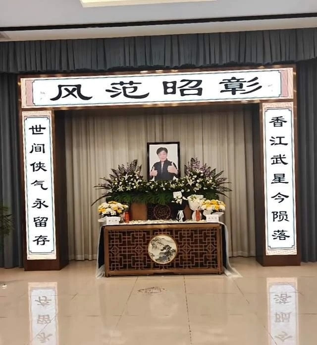 Hình ảnh tang lễ Lương Tiểu Long.