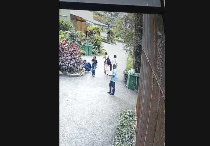 Người đàn ông mặc áo xanh là người trộm thiên nga trắng đã bị cơ quan chức năng bắt giữ - Ảnh: Tuổi Trẻ Online