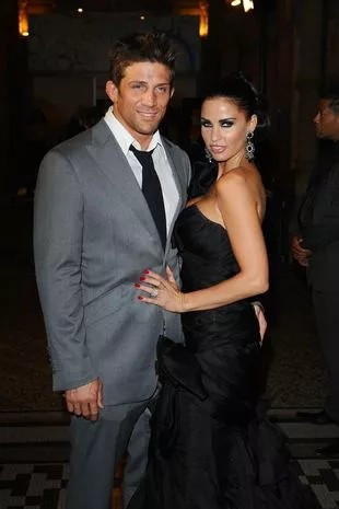 Peter Andre thậm chí tặng Katie Price tới ba chiếc nhẫn đính hôn khác nhau.