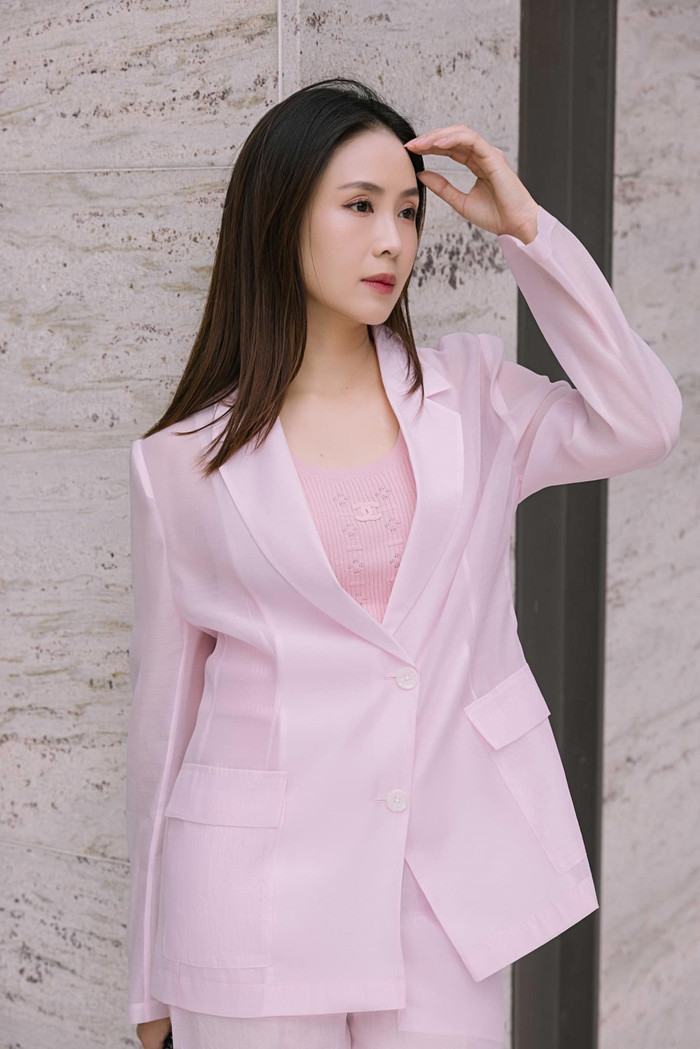 Điểm yếu của Hồng Diễm trong phim chính là đứng giữa 'lằn ranh' của tình thân và trách nhiệm công việc (Ảnh: FBNV).