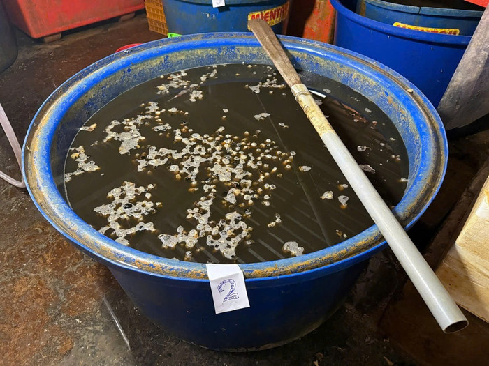 Hình ảnh bên trong cơ sở ngâm ốc bưu bằng hoá chất. Ảnh: Bộ Công an