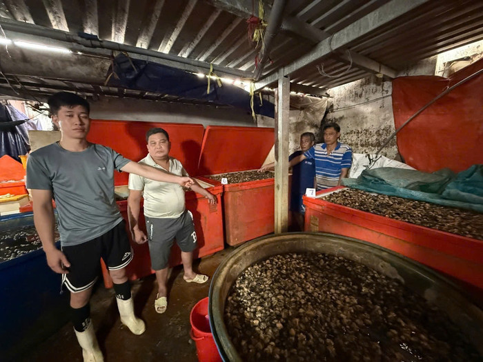 Hình ảnh bên trong cơ sở ngâm ốc bưu bằng hoá chất. Ảnh: Bộ Công an