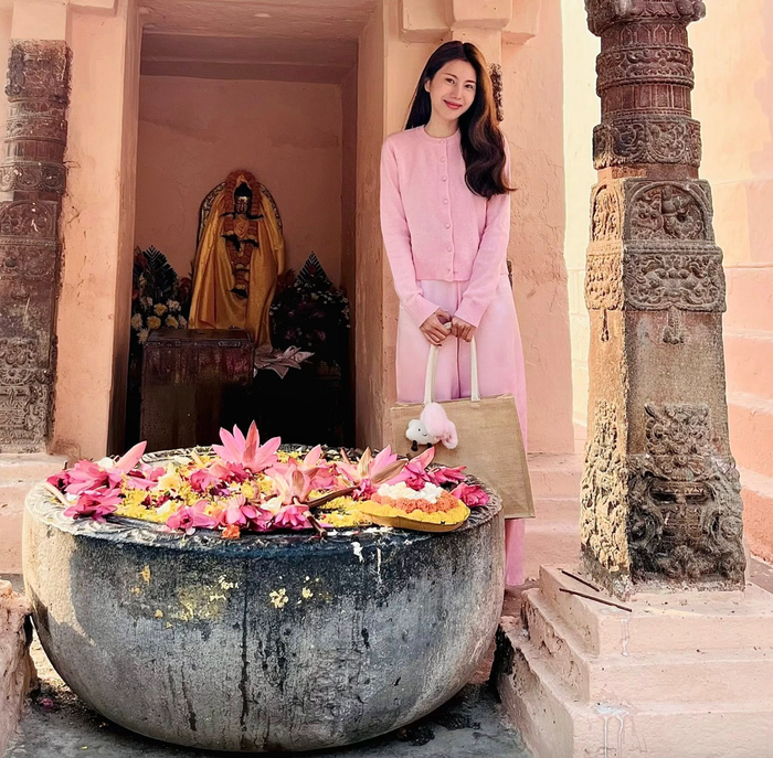 Thủy Tiên trang điểm tự nhiên khi đến Ấn Độ. Ảnh: FBNV