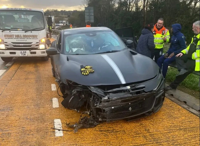 Chiếc xe đã được đưa vào làn dừng khẩn cấp bên đường khi lực lượng khẩn cấp có mặt tại hiện trường.(Nguồn ảnh: x.com/Lilywhite_Rose)&nbsp;