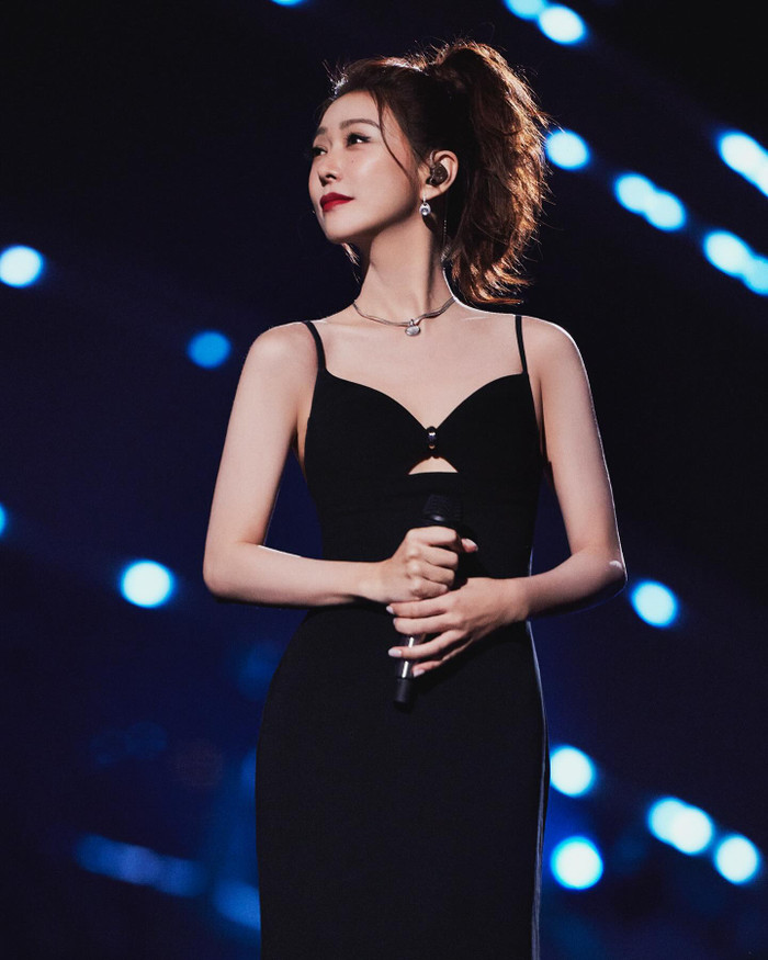 Nữ ca sĩ xinh đẹp nhất nhì showbiz gần 50 tuổi vẫn chưa lấy chồng, nhan sắc gây 'bão mạng' Ảnh 1