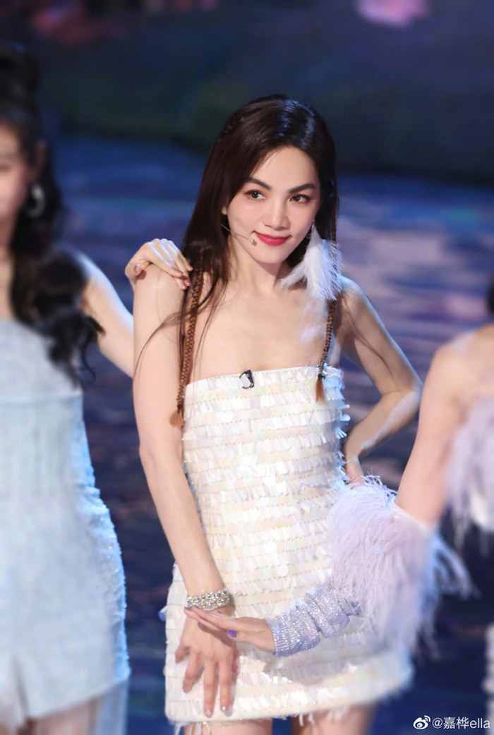 Chi Pu công khai hôn môi một nữ ca sĩ khiến mạng xã hội 'dậy sóng' Ảnh 3