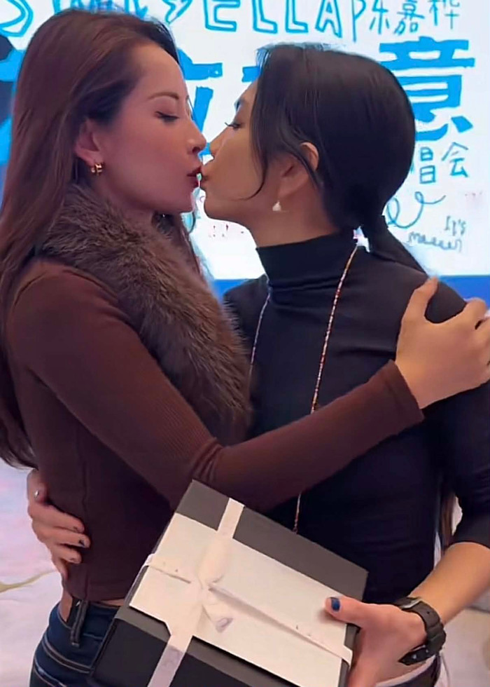 Chi Pu công khai hôn môi một nữ ca sĩ khiến mạng xã hội 'dậy sóng' Ảnh 1