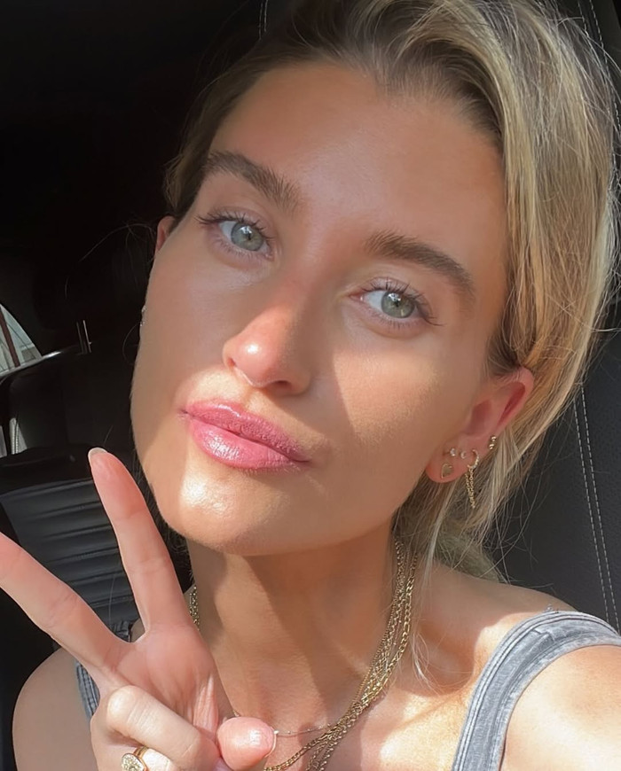 Charley Webb khoe thành quả sau khi sử dụng 'bảo bối'. Ảnh: IGNV