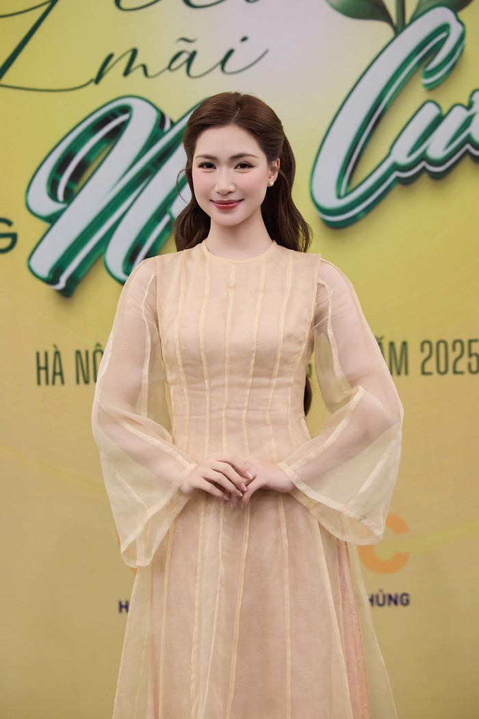 Hòa Minzy mong muốn người hâm mộ tôn trọng, cổ vũ những nghệ sĩ khác trong các lễ trao giải. Ảnh: FBNV