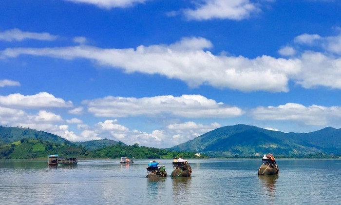 Vẻ đẹp bình yên ở hồ Lắk.