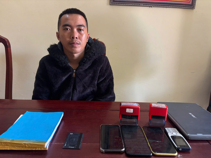 Đối tượng Mai Hồng Sơn cùng tang vật.&nbsp;