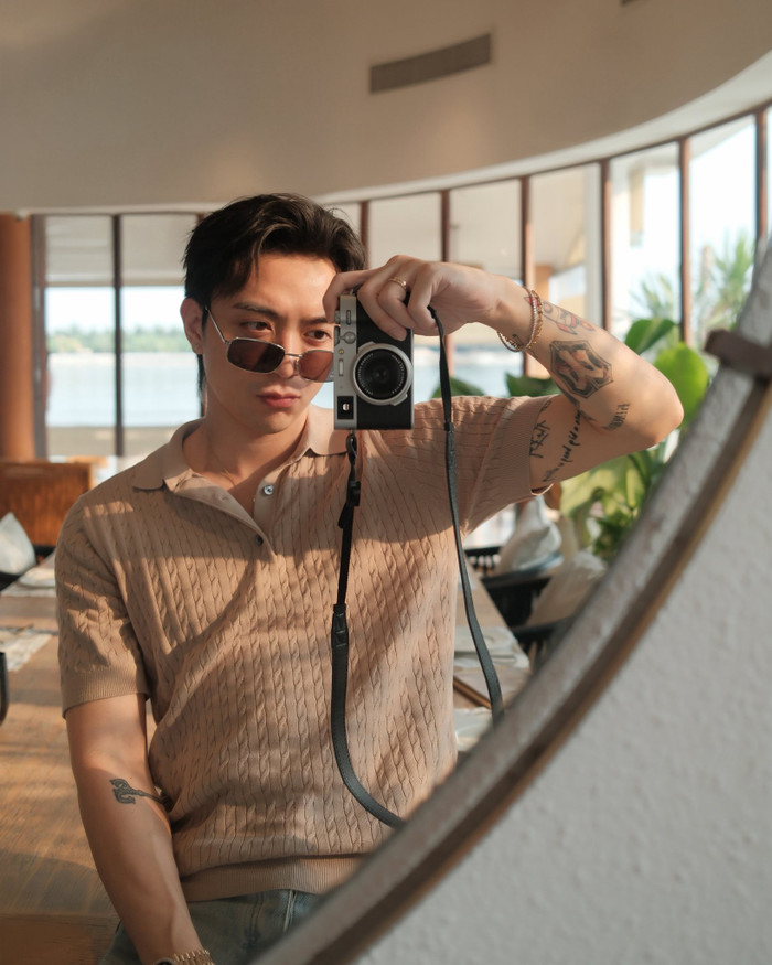 Soobin Hoàng Sơn cầm trên tay chiếc máy ảnh Fujifilm trị giá hơn 50 triệu đồng. (Ảnh: FBNV)