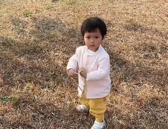 Bé gái nhặt được sợi dây chuyền vàng giá 200 triệu đồng, người cha hành động ai cũng bất ngờ Ảnh 1