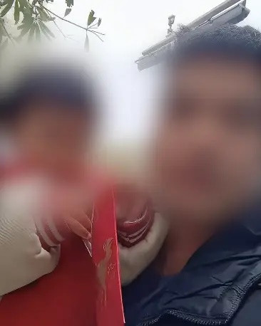 Bé gái nhặt được sợi dây chuyền vàng giá 200 triệu đồng, người cha hành động ai cũng bất ngờ Ảnh 2