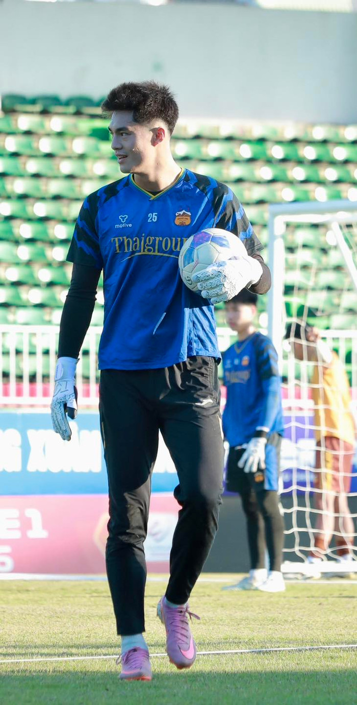 Sau những ngày trầm lắng vì nỗi buồn tại VCK U23 châu Á 2026, thủ môn Trần Trung Kiên đã mang đến tín hiệu tích cực cho người hâm mộ khi sớm trở lại tập luyện cùng CLB HAGL. Ảnh: HAGL FC