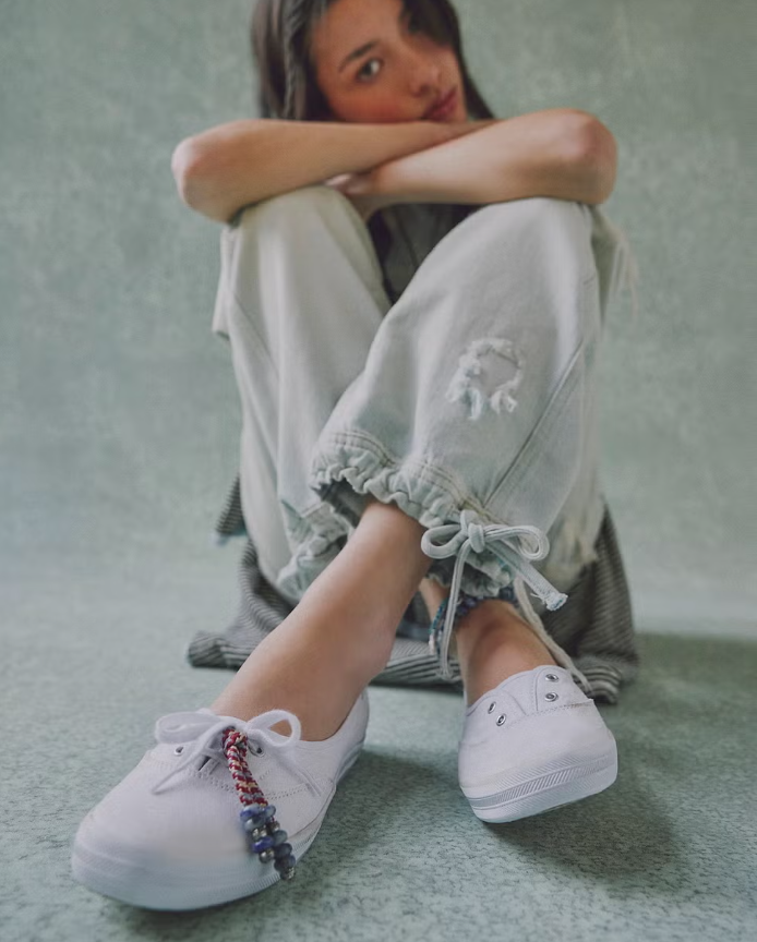 Giày phong cách “bà ngoại”. Ảnh: Free People