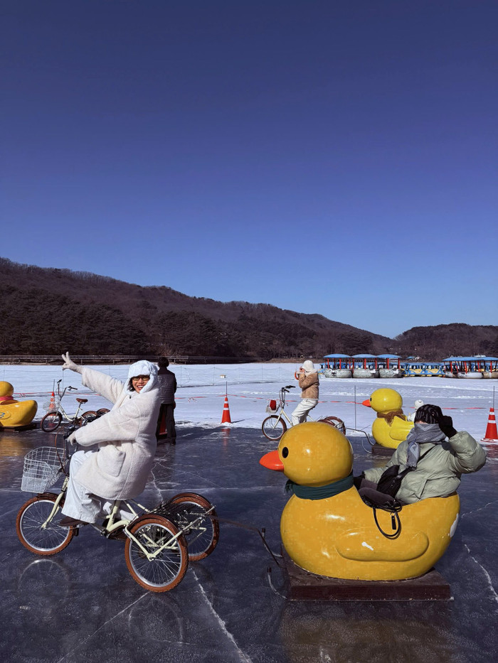 Diệu Nhi và Anh Tú Atus trong chuyến du lịch Hàn Quốc.