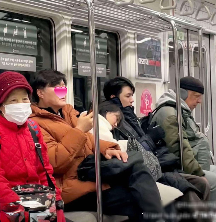 Khoảnh khắc 'tình bể bình' của Diệu Nhi và Anh Tú Atus tại Hàn Quốc do khán giả chụp được.