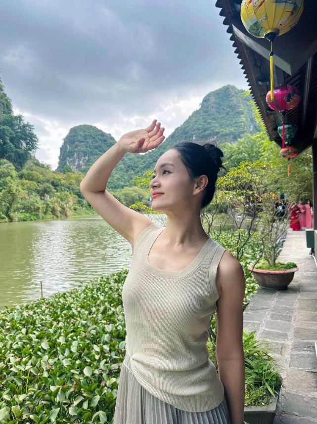 Hình ảnh đời thường đối lập hoàn toàn với nhân vật gai góc trên màn ảnh.