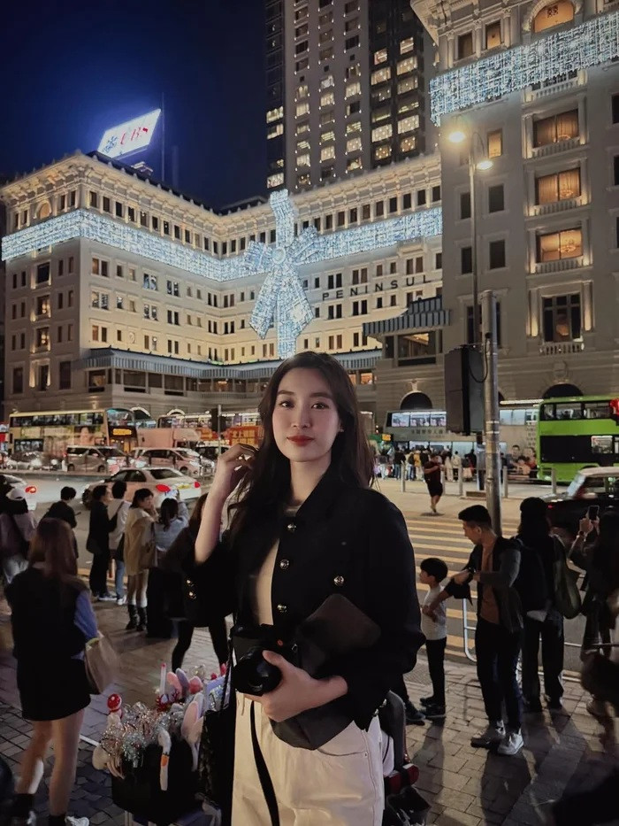 Gần đây, nàng hậu thường xuyên diện trang phục có dáng rộng khiến nhiều netizen đoán rằng cô đang có tin vui lần 2.