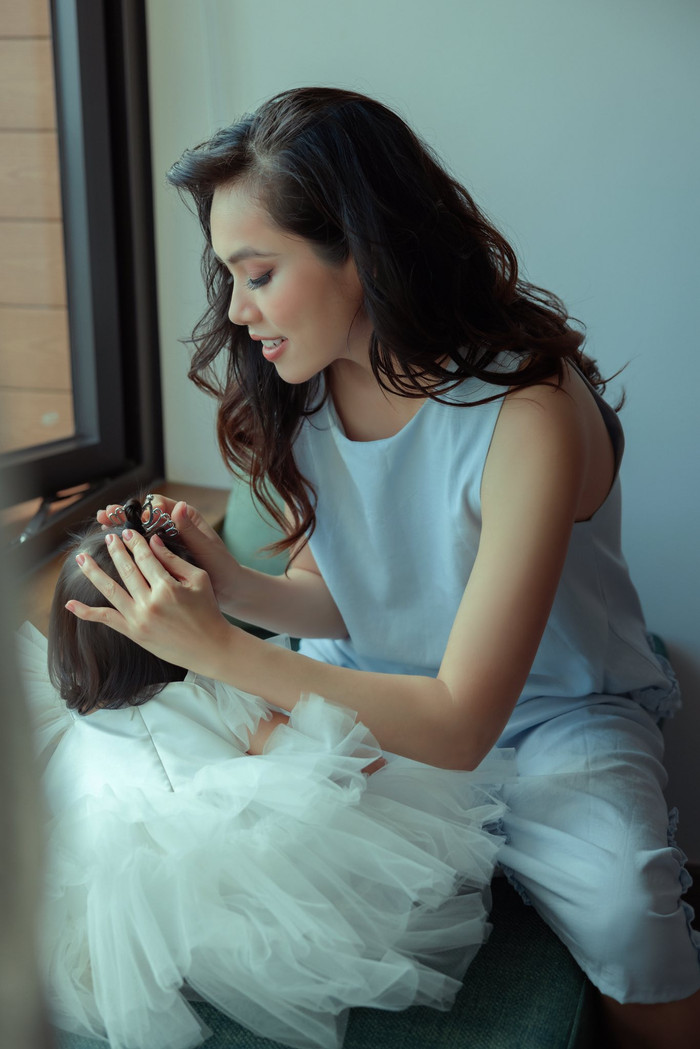 Người đẹp 8X thường xuyên chia sẻ khoảnh khắc bên con gái, cũng như tận hưởng thiên chức làm mẹ.