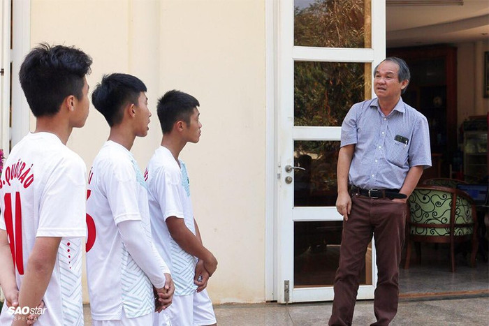 Bầu Đức nói chuyện với lứa Trung Kiên, Quốc Việt vào năm 2019.